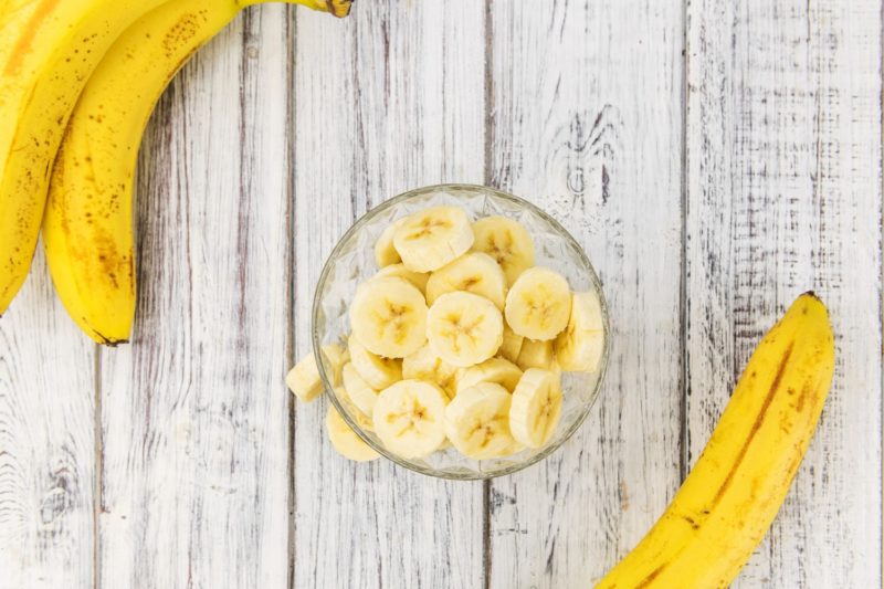 whole and sliced bananas are a cheap source of fiber